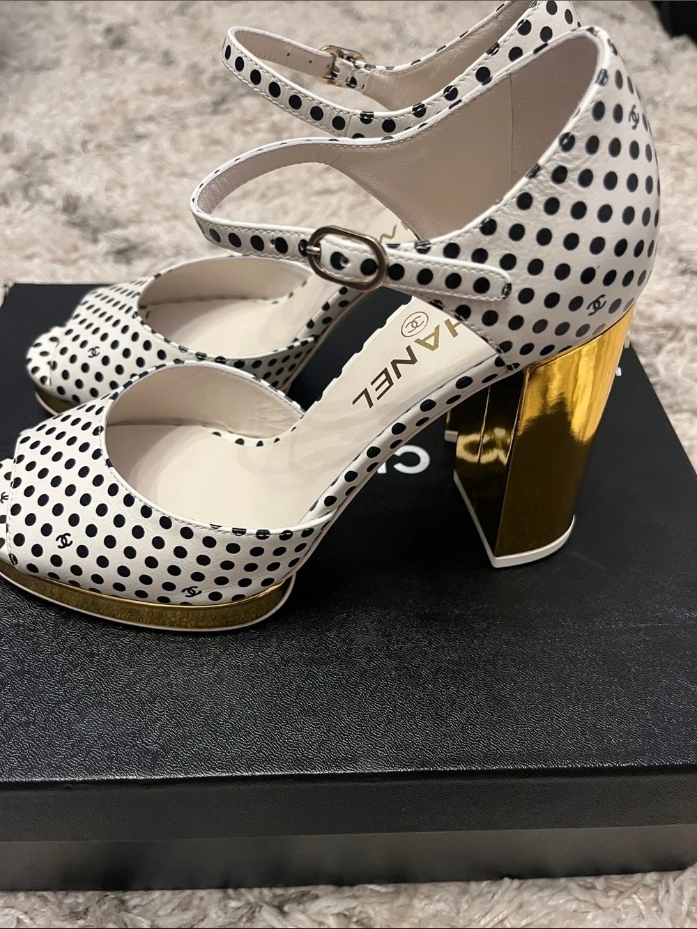Chanel polka dot heels. Printed calfskin. Ivory. Black. Gold. Size 37. New.